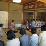 春の陽気の中　早春の茶会盛大に